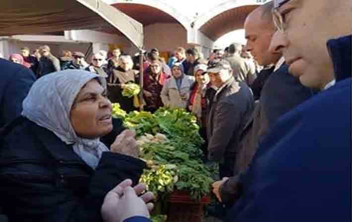 رئيس الحكومة في زيارة فجئية لسوق الخضر و الغلال بنابل 